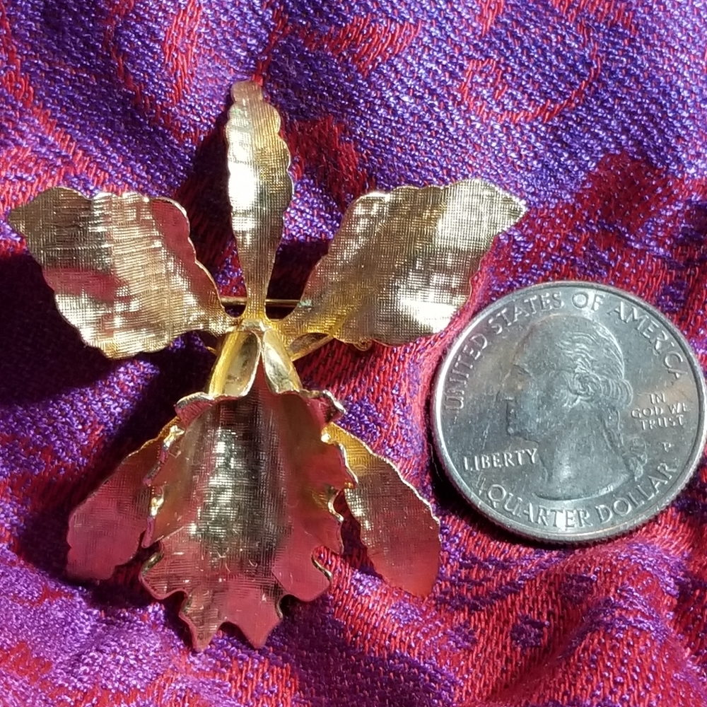 Vintage orchid brooch gold tone flower pin - Picture 5 of 8